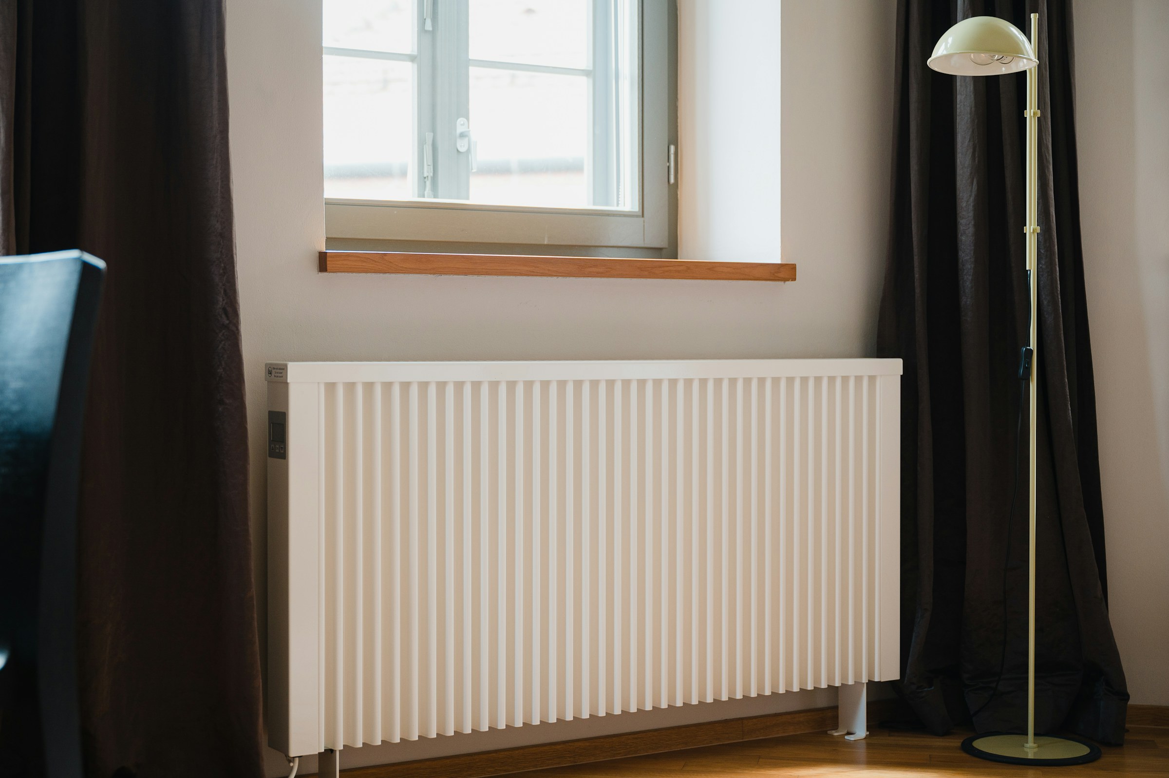 Heizkörper unter dem Fenster eines hellen Wohnraums
