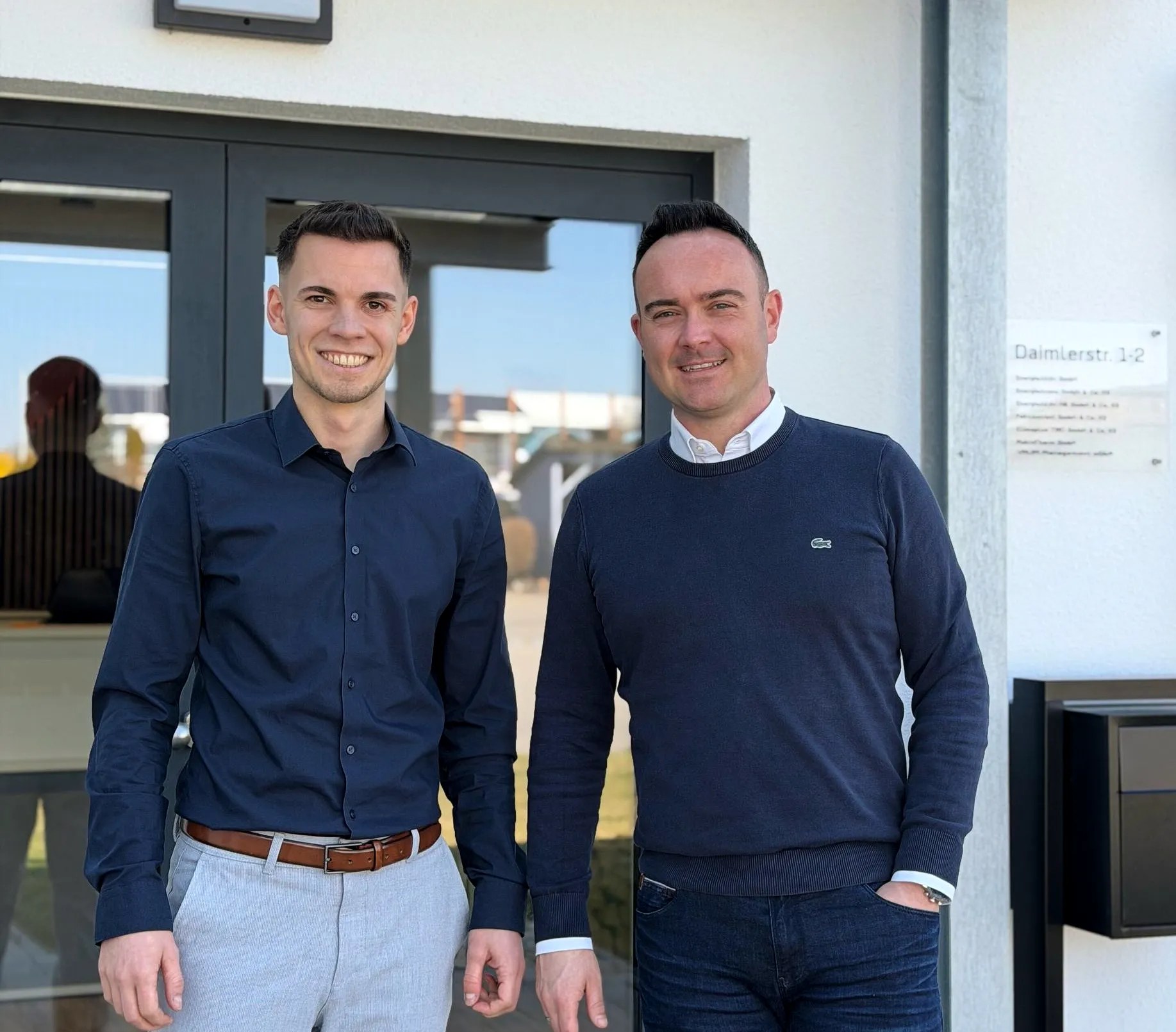 Die Geschäftsführer Daniel Krüger und Jannik Beiter vor dem Verwaltungsgebäude in der Daimlerstraße in Geislingen