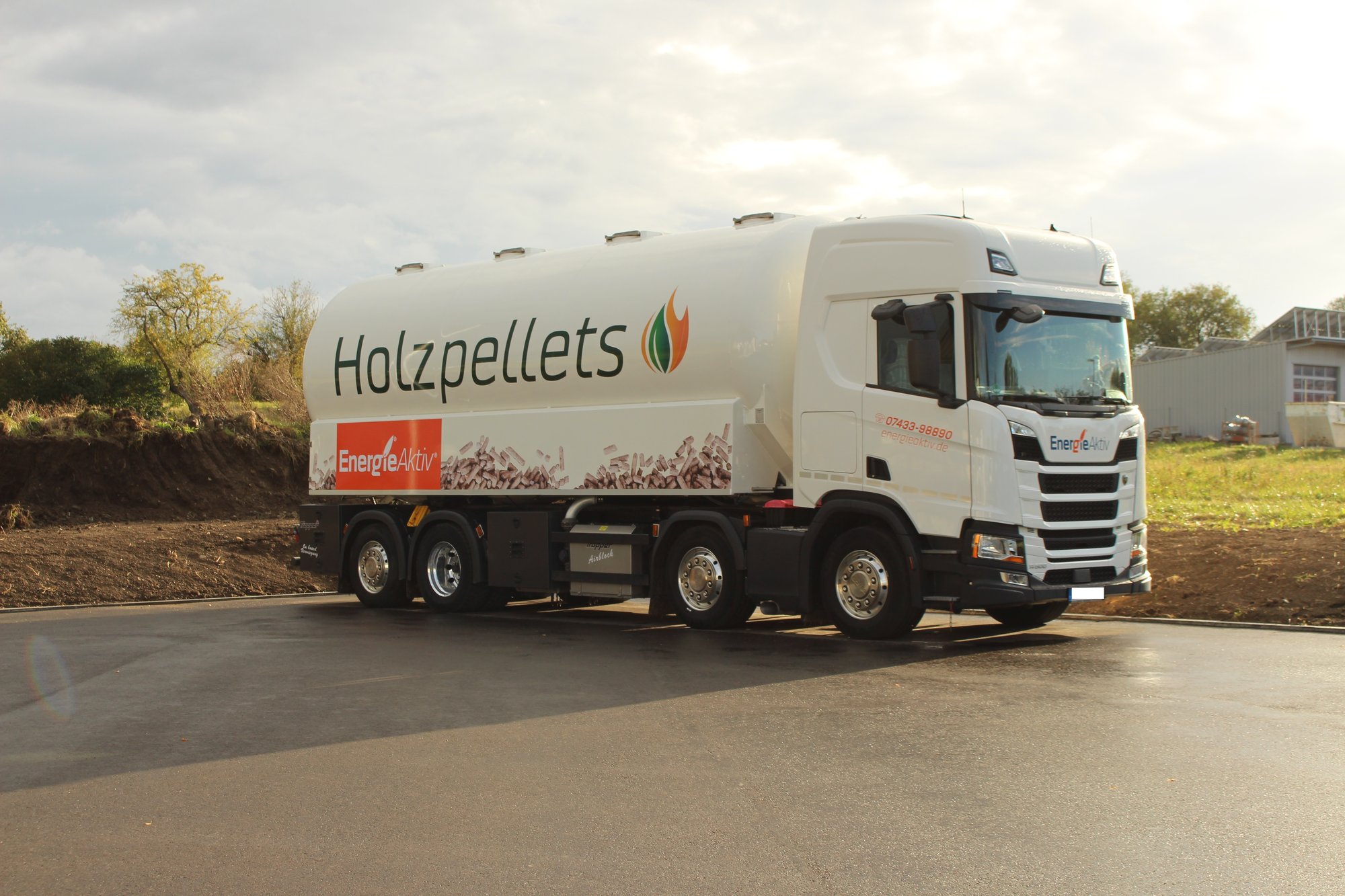 Pellet-Lieferfahrzeug von EnergieAktiv auf dem Betriebsgelände
